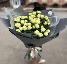 Букет Белые кустовые розы Солинеро в Безопасном