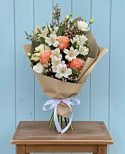 Букет цветов из:  Альстромерии, Лизиантусы, Розы и Хризантемы в Безопасном