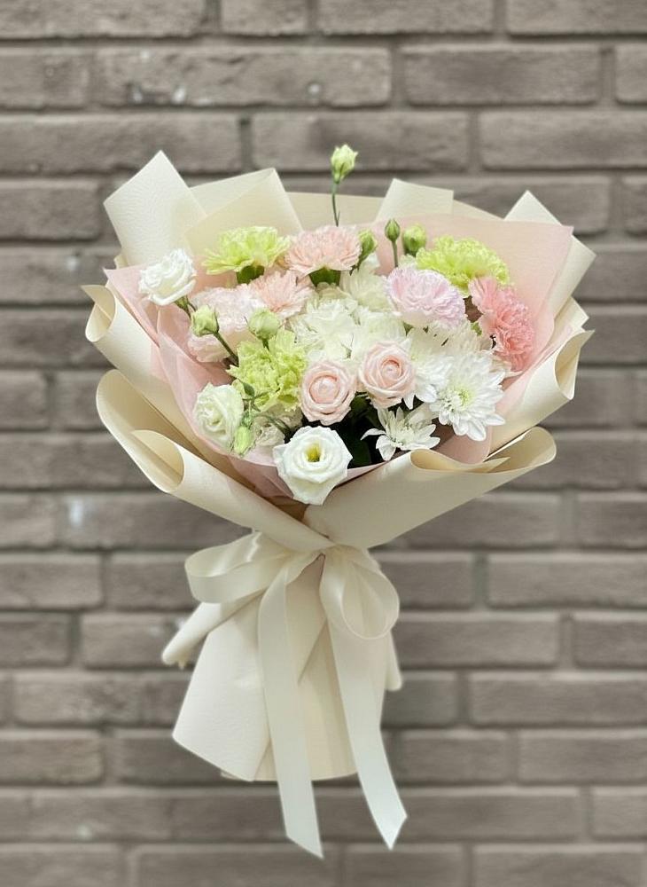 Букет цветов из: Гвоздики, Розы, Лизиантусы и Хризантемы в Безопасном