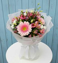 Букет цветов из:  Герберы, Альстромерии и Лизиантусы #REPLACE_PRED# Безопасном