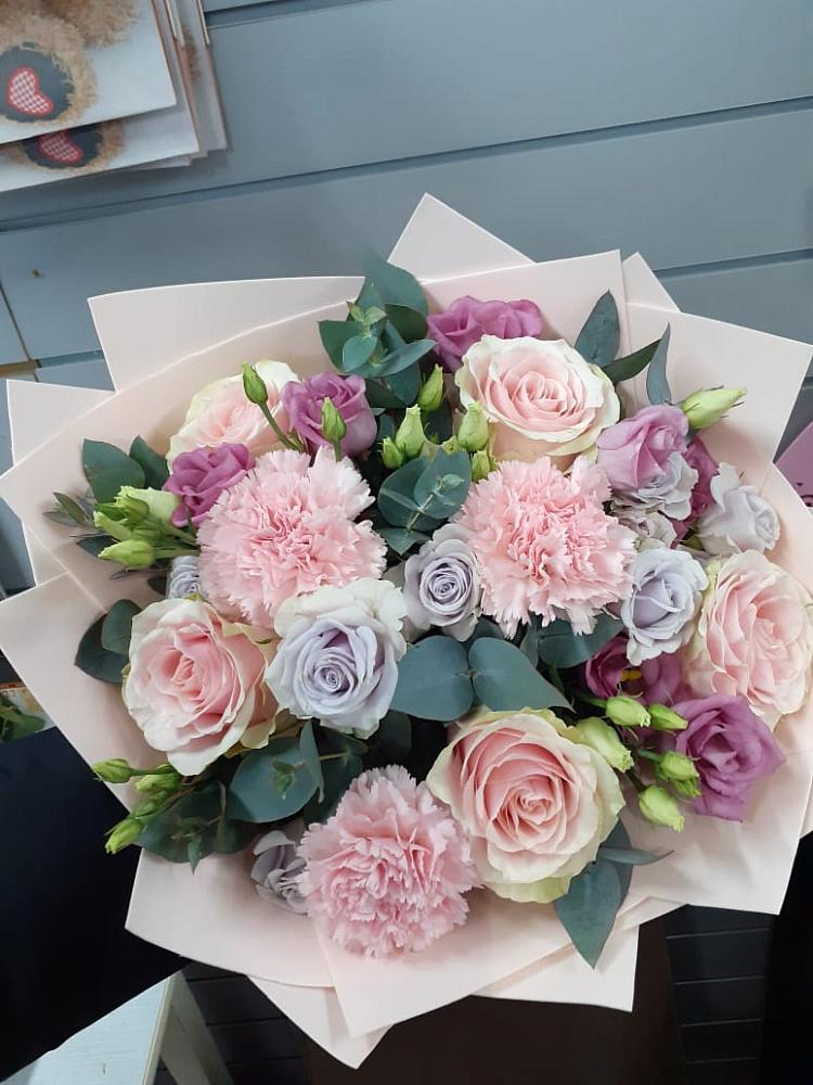 Букет цветов из: Розы, Гвоздики и Лизиантусы в Безопасном